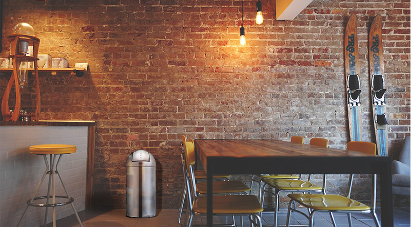 ステンレス業務用ゴミ箱が空間に与える視覚的効果のイメージ写真