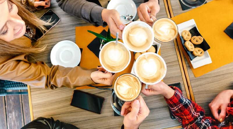 カフェの雰囲気と客層をつなげて考えるのイメージ写真